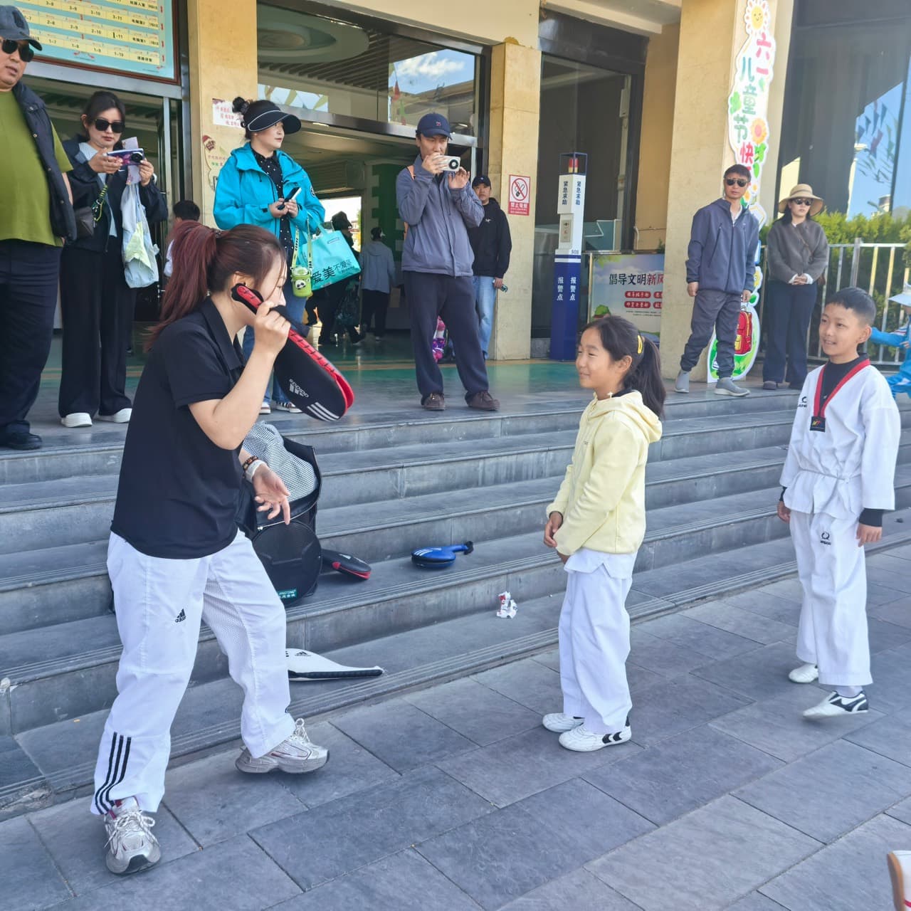 以武育人,快乐成长:拉萨市实验小学六一跆拳道表演顺利完成 活动照片 2